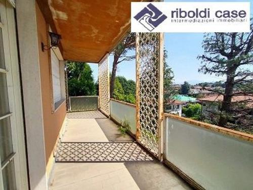 Villa in vendita a Carugo