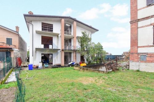 Edificio commerciale o terziario in vendita a Besana in Brianza