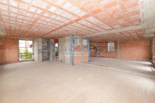 Edificio commerciale o terziario in vendita a Besana in Brianza