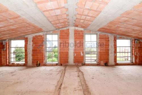 Edificio commerciale o terziario in vendita a Besana in Brianza