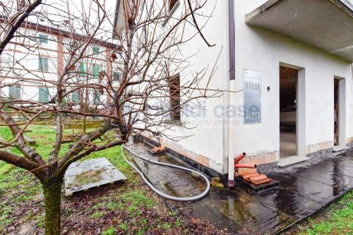 Edificio commerciale o terziario in vendita a Besana in Brianza