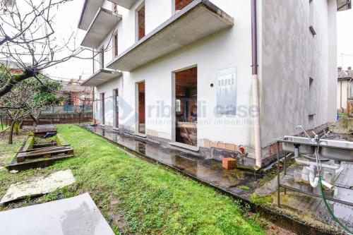 Edificio commerciale o terziario in vendita a Besana in Brianza