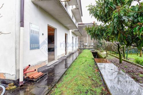 Edificio commerciale o terziario in vendita a Besana in Brianza