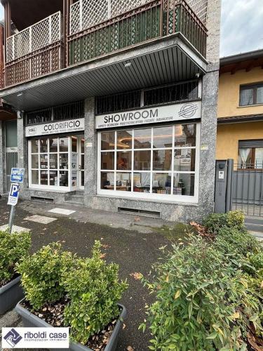 Locale commerciale in vendita a Seregno
