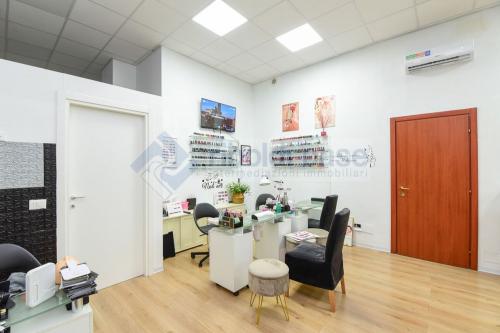 Locale commerciale in vendita a Seregno