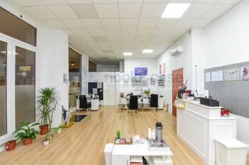 Locale commerciale in vendita a Seregno