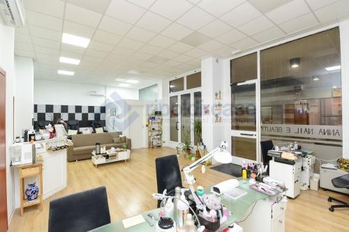 Locale commerciale in vendita a Seregno