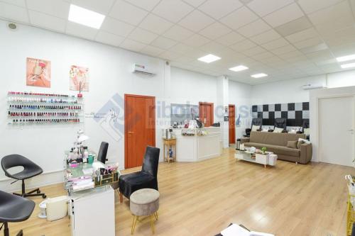 Locale commerciale in vendita a Seregno