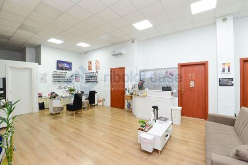 Locale commerciale in vendita a Seregno