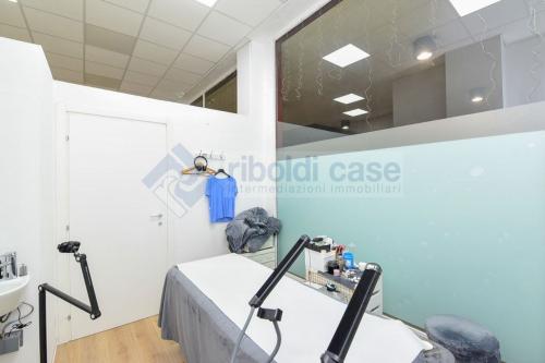 Locale commerciale in vendita a Seregno