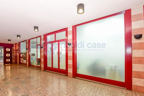 Locale commerciale in vendita a Seregno