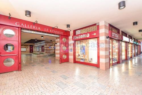 Locale commerciale in vendita a Seregno