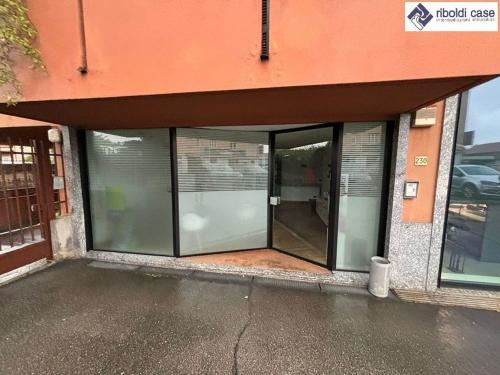 Locale commerciale in vendita a Seregno