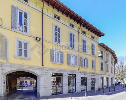 Edificio commerciale o terziario in vendita a Carate Brianza