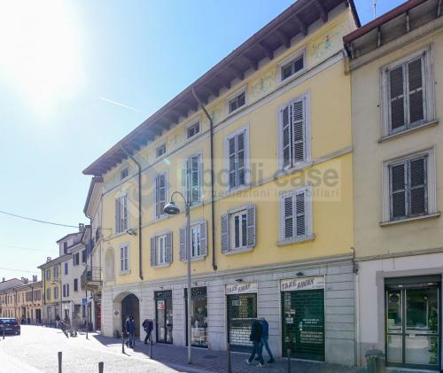 Edificio commerciale o terziario in vendita a Carate Brianza