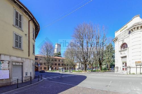 Edificio commerciale o terziario in vendita a Carate Brianza