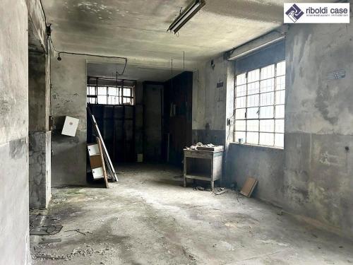 Edificio commerciale o terziario in vendita a Meda