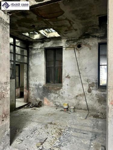 Edificio commerciale o terziario in vendita a Meda