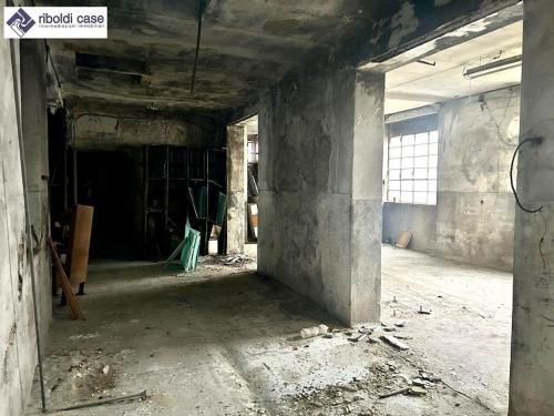 Edificio commerciale o terziario in vendita a Meda