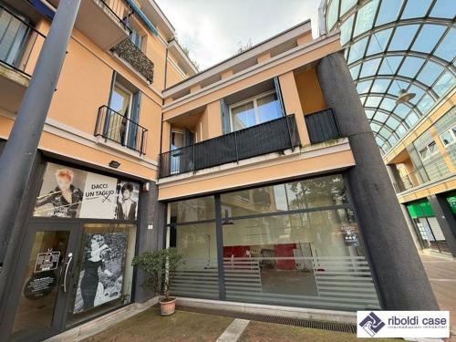 Locale commerciale in vendita a Giussano