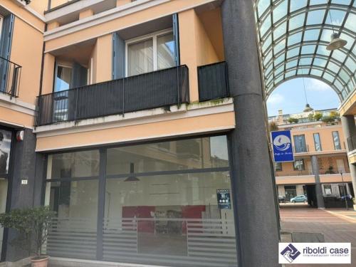 Locale commerciale in vendita a Giussano