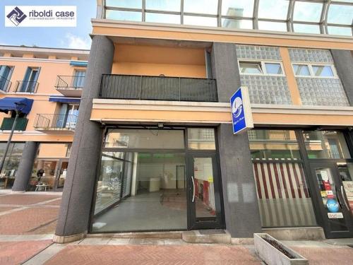 Locale commerciale in vendita a Giussano