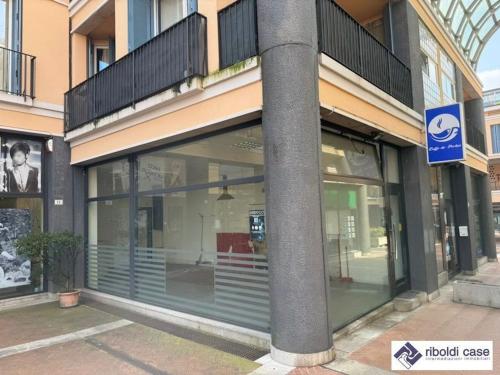 Locale commerciale in vendita a Giussano