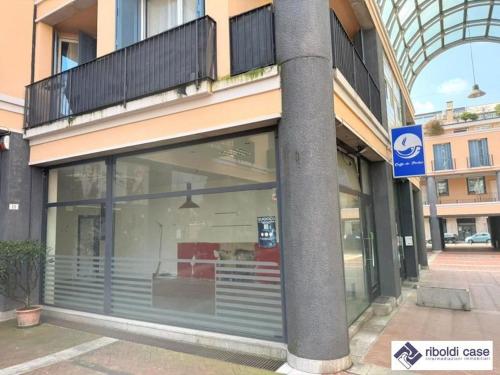 Locale commerciale in vendita a Giussano