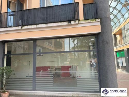 Locale commerciale in vendita a Giussano
