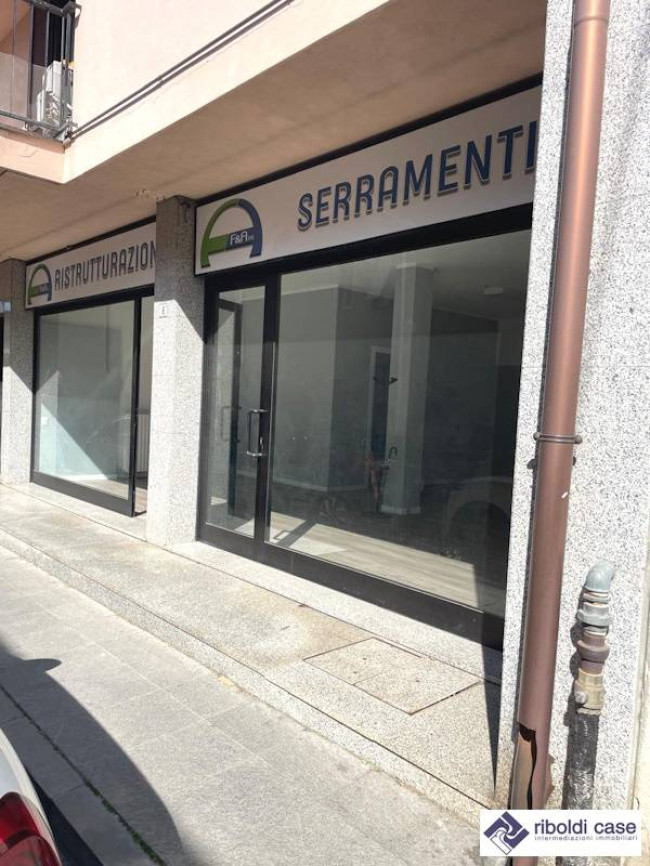 Locale commerciale in affitto a Giussano
