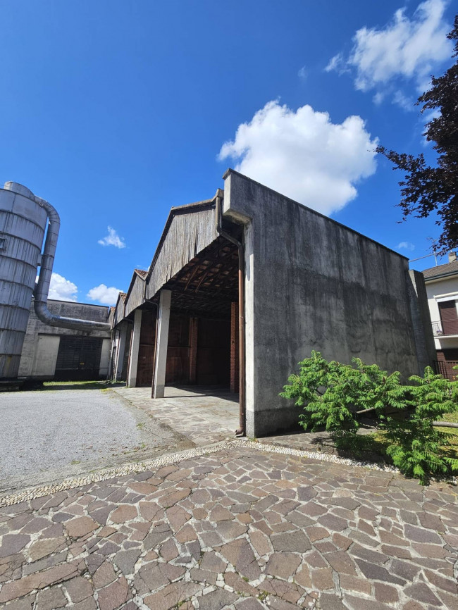 Terreno edificabile in vendita a Carugo