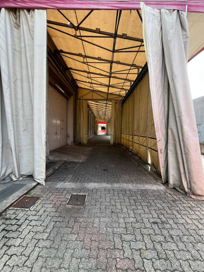 Capannone in vendita a Seregno
