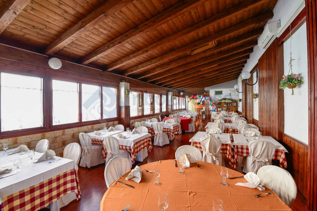 Locale commerciale in vendita a Seveso