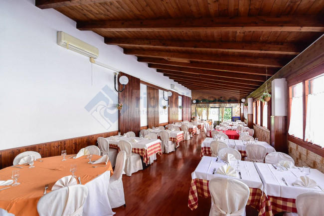 Locale commerciale in vendita a Seveso