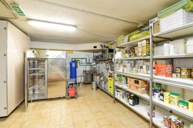 Locale commerciale in vendita a Seveso