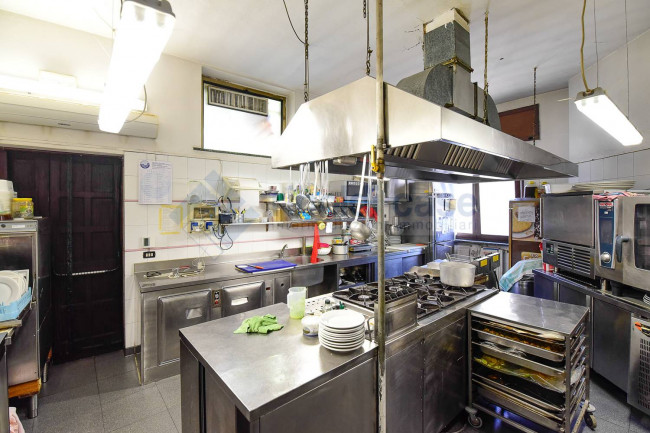 Locale commerciale in vendita a Seveso