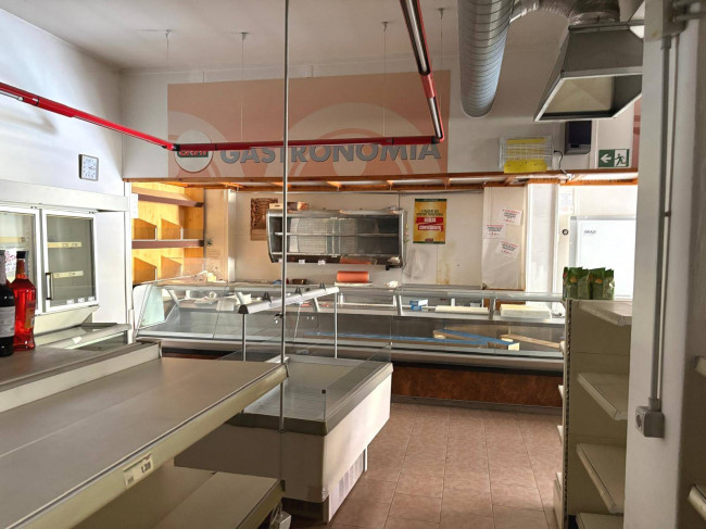 Locale commerciale in affitto a Seveso