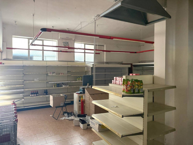 Locale commerciale in affitto a Seveso