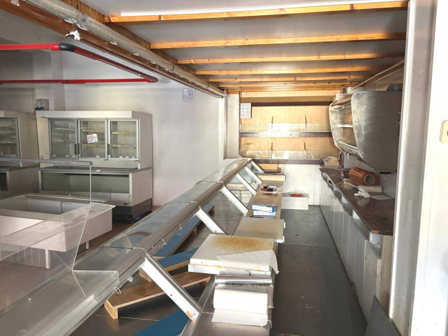 Locale commerciale in affitto a Seveso