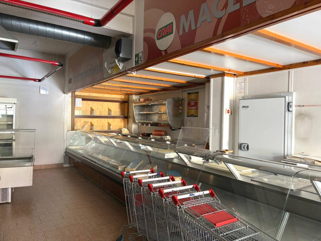 Locale commerciale in affitto a Seveso