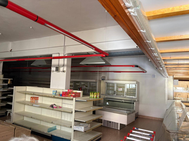 Locale commerciale in affitto a Seveso