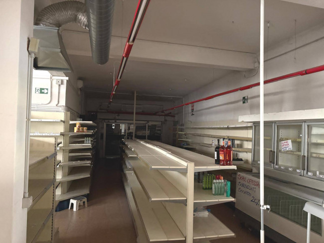 Locale commerciale in affitto a Seveso