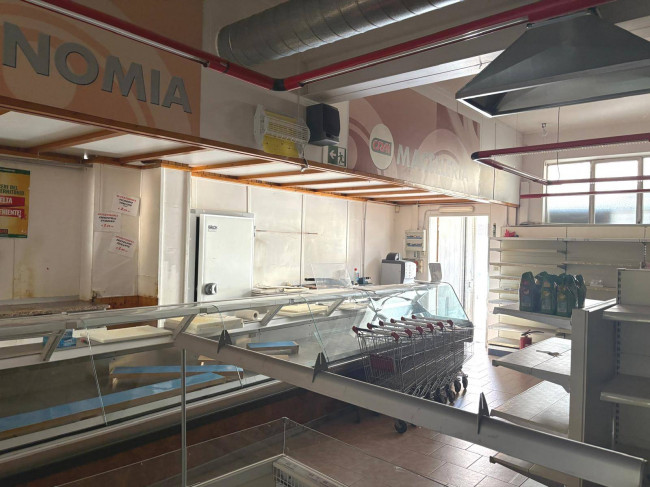 Locale commerciale in affitto a Seveso