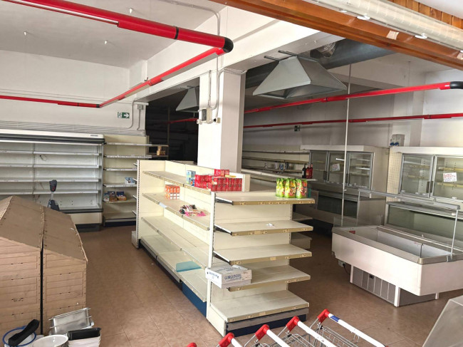 Locale commerciale in affitto a Seveso