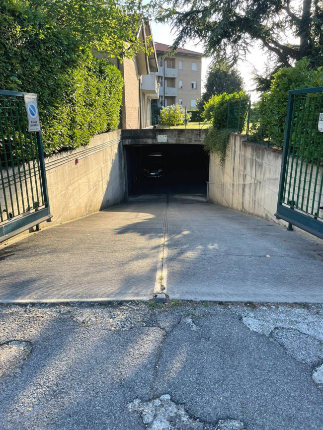 Box o garage in vendita a Seregno