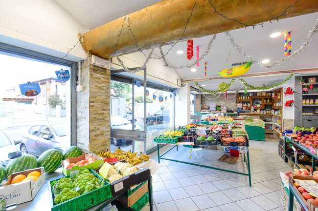 Locale commerciale in vendita a Giussano