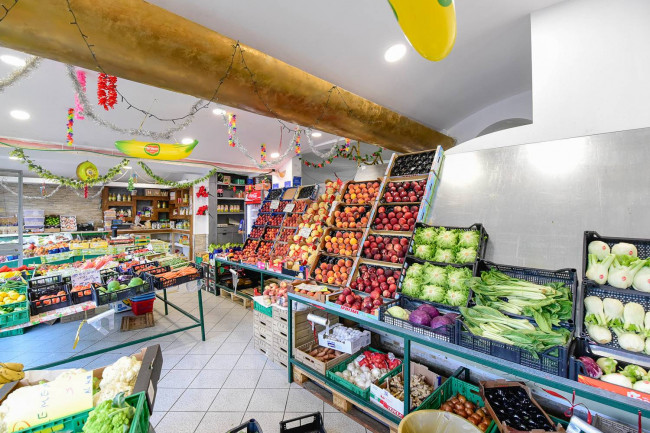 Locale commerciale in vendita a Giussano