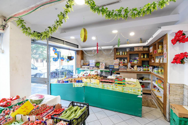 Locale commerciale in vendita a Giussano
