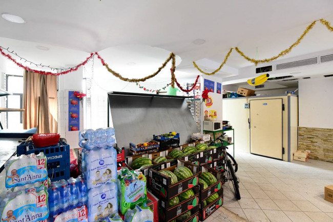Locale commerciale in vendita a Giussano