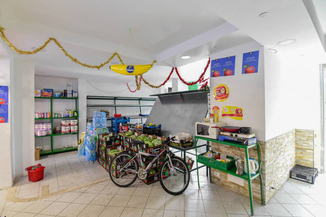 Locale commerciale in vendita a Giussano